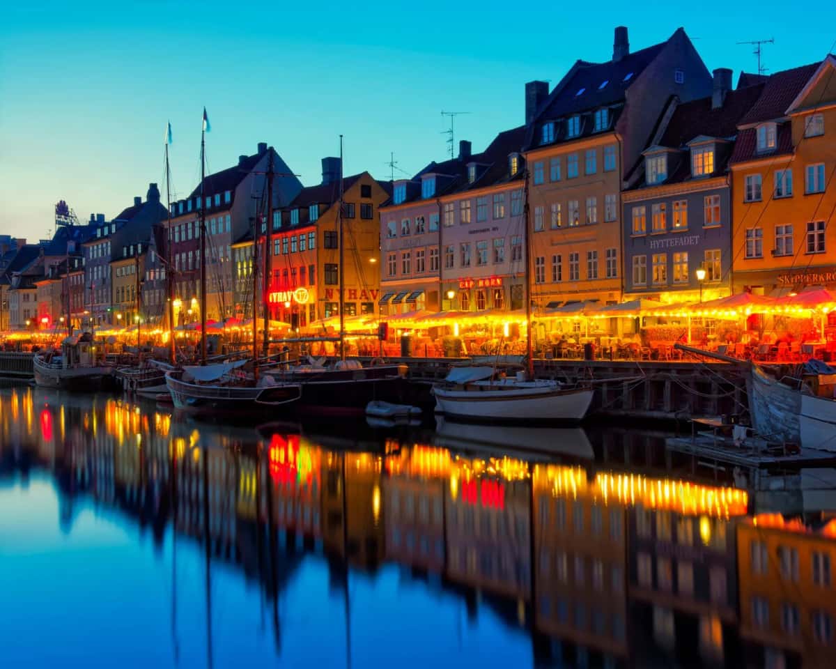 Nyhavn Copenhague avec ses maisons colorées et bateaux en bois