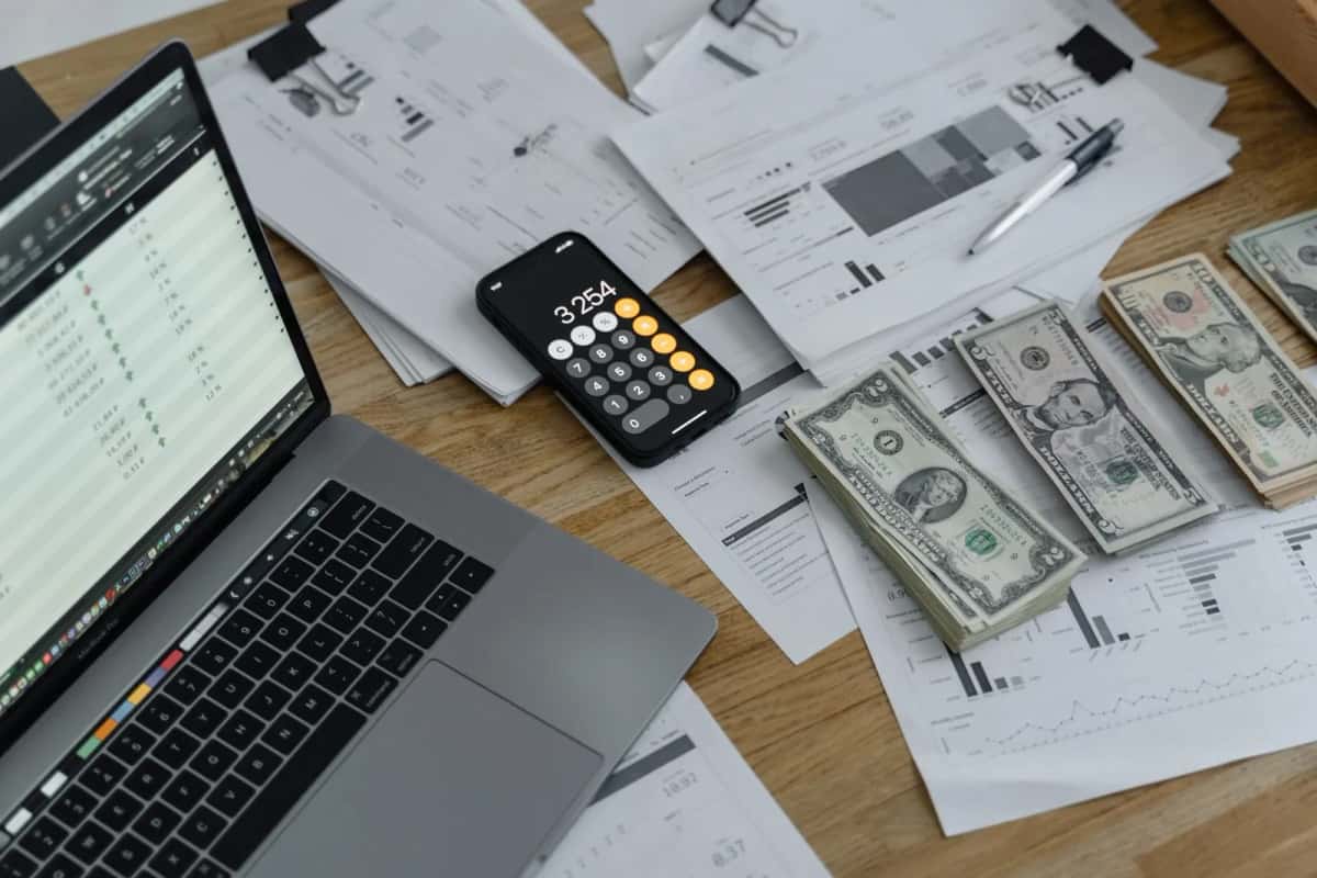 Bureau professionnel avec calculatrice et documents fiscaux