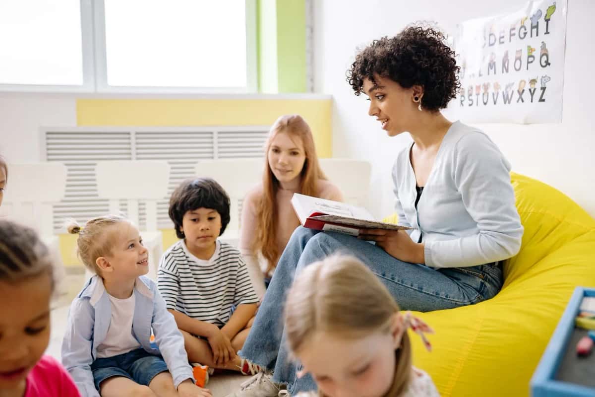 École danoise avec enfants dans une cour de récréation