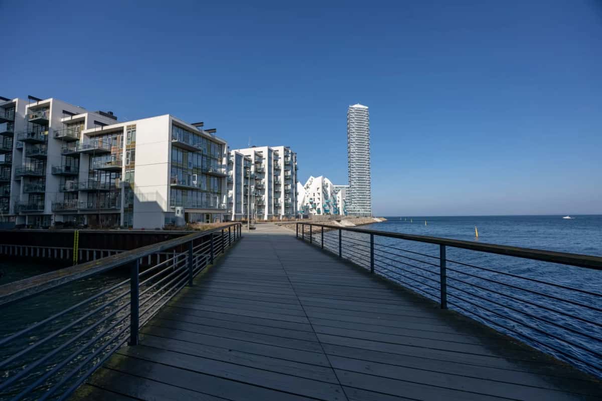 Front de mer contemporain d'Aarhus, quartier Aarhus Ø avec l'immeuble Isbjerget et la tour Lighthouse, Danemark