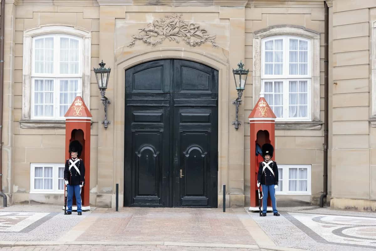 Deux gardes de la Garde royale danoise en bonnet à poil devant leurs guérites au palais d'Amalienborg à Copenhague