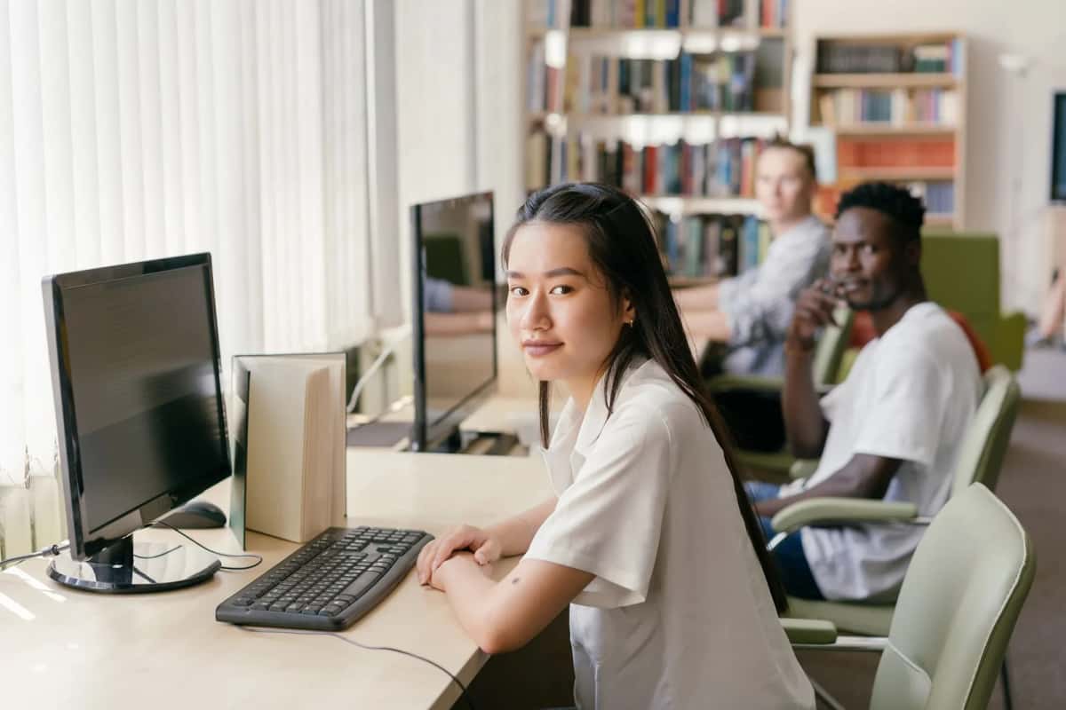 Adultes en cours de langue dans une salle d'étude, image d'illustration