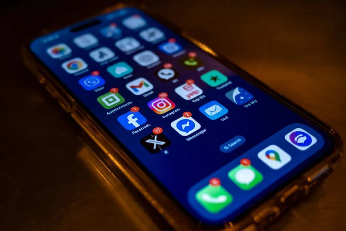 Smartphone affichant une application de messagerie et des notifications de courrier numérique