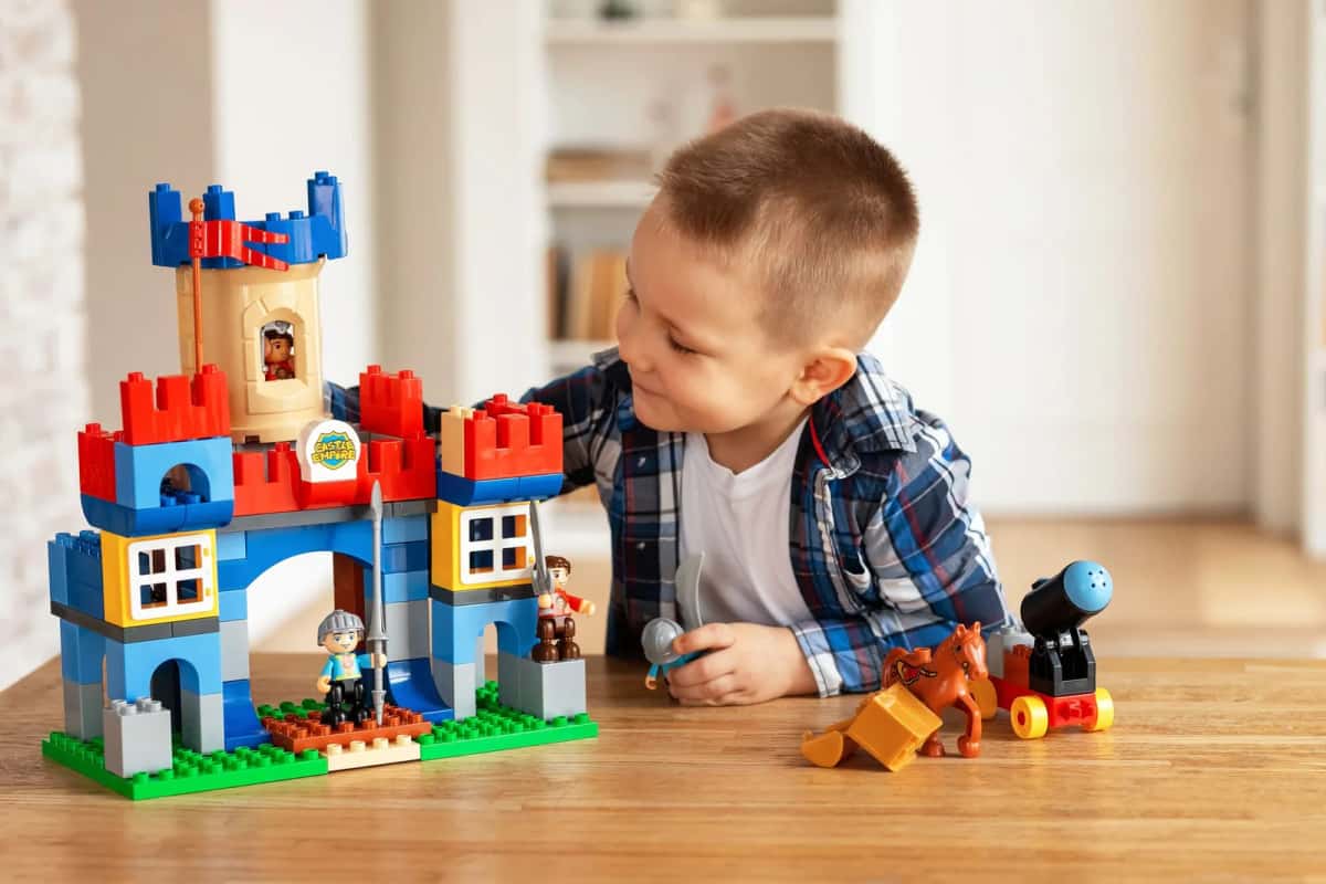 Enfant construisant en briques LEGO colorées, esprit de la visite en famille à la LEGO House de Billund