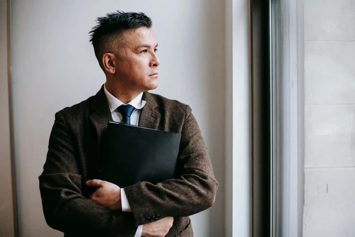 Cadre expatrié hautement qualifié en costume dans un bureau lumineux