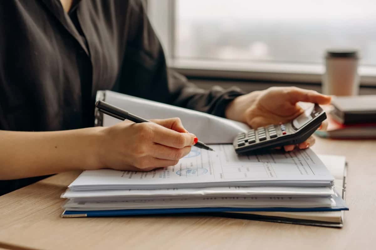 Calcul de l'impôt sur le revenu : documents, calculatrice et stylo sur un bureau