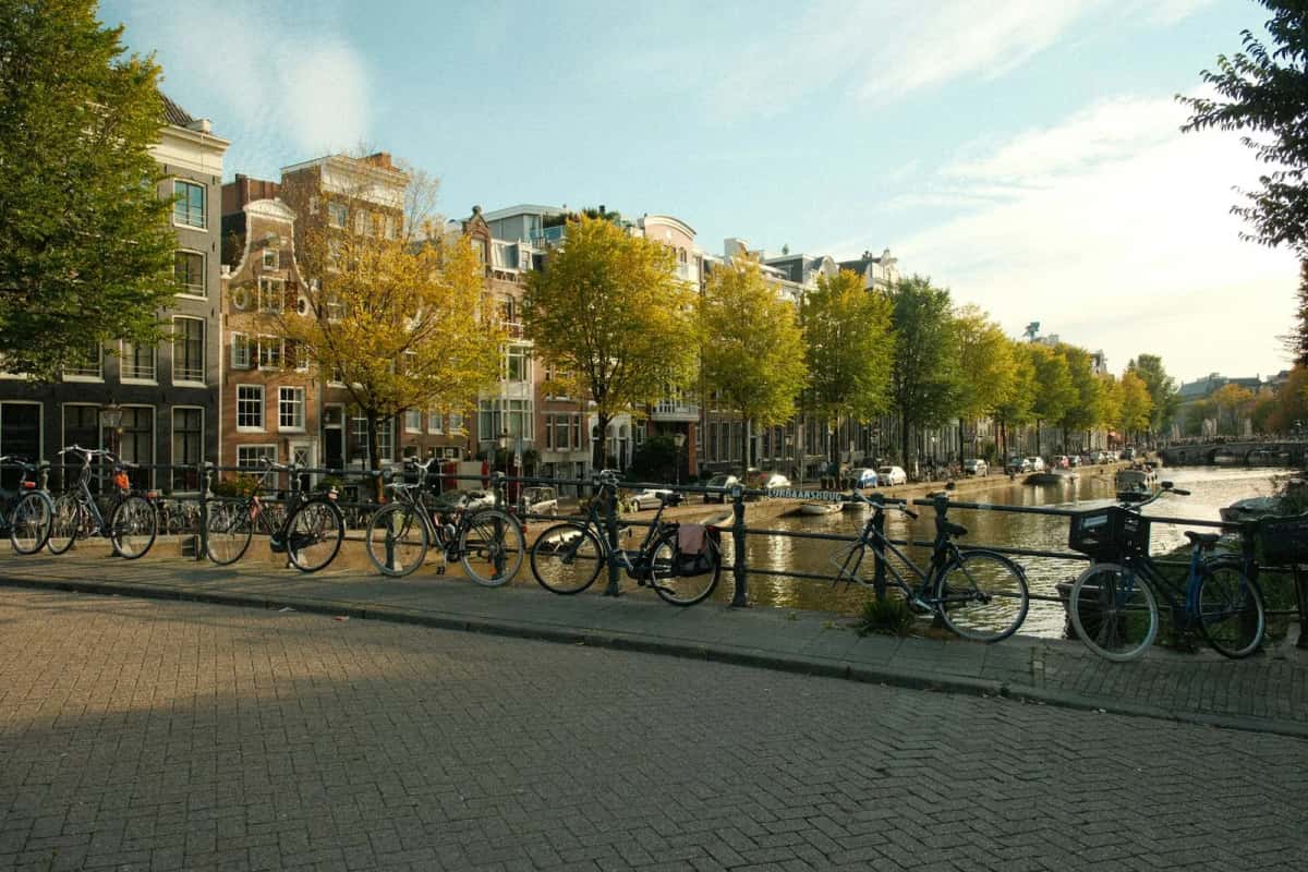 Canal d'Amsterdam bordé de vélos garés le long du parapet, aux Pays-Bas