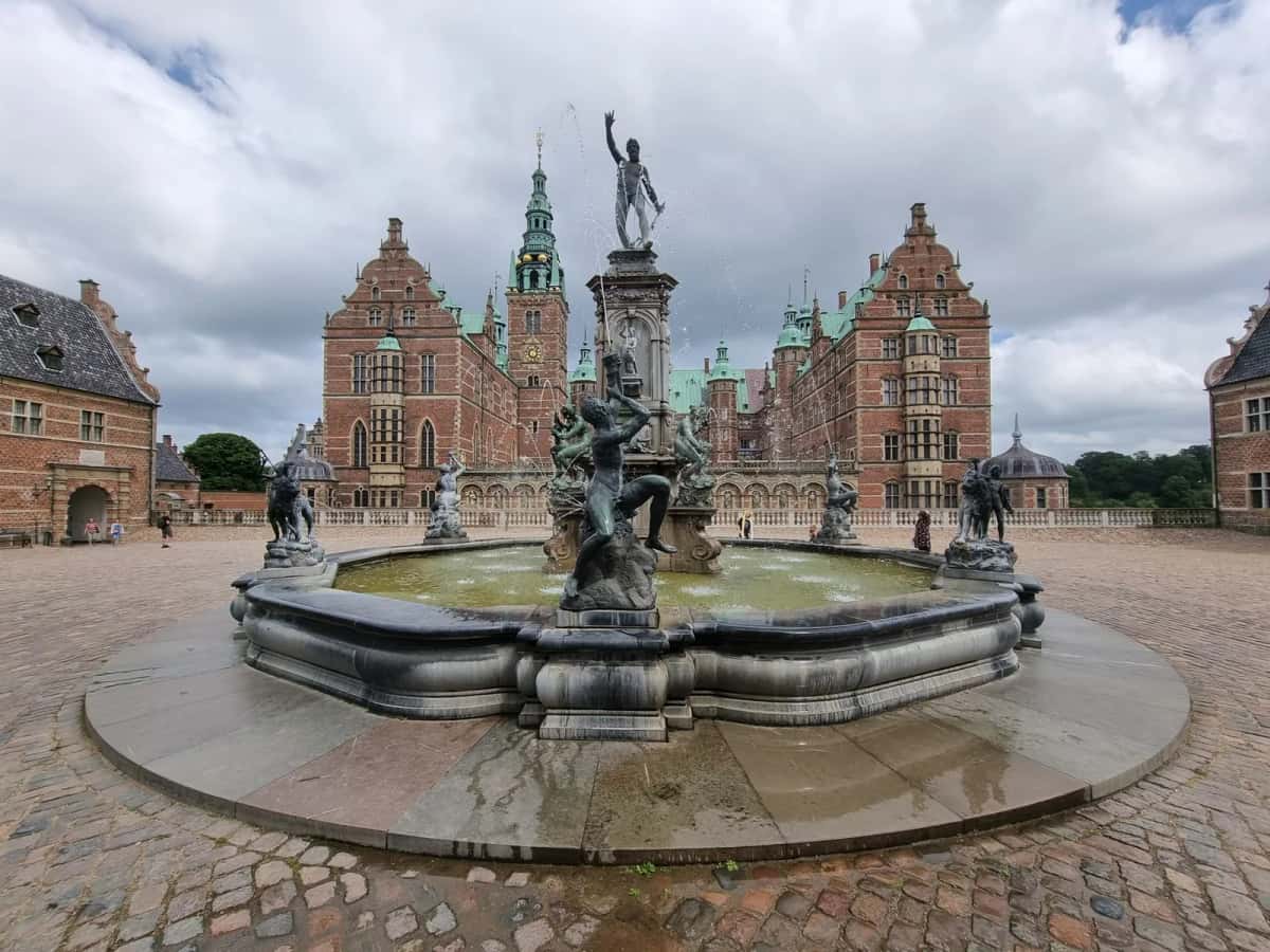Le château de Frederiksborg à Hillerød, sa façade Renaissance en briques rouges, ses tours à toits de cuivre et la fontaine de Neptune dans la cour, au Danemark
