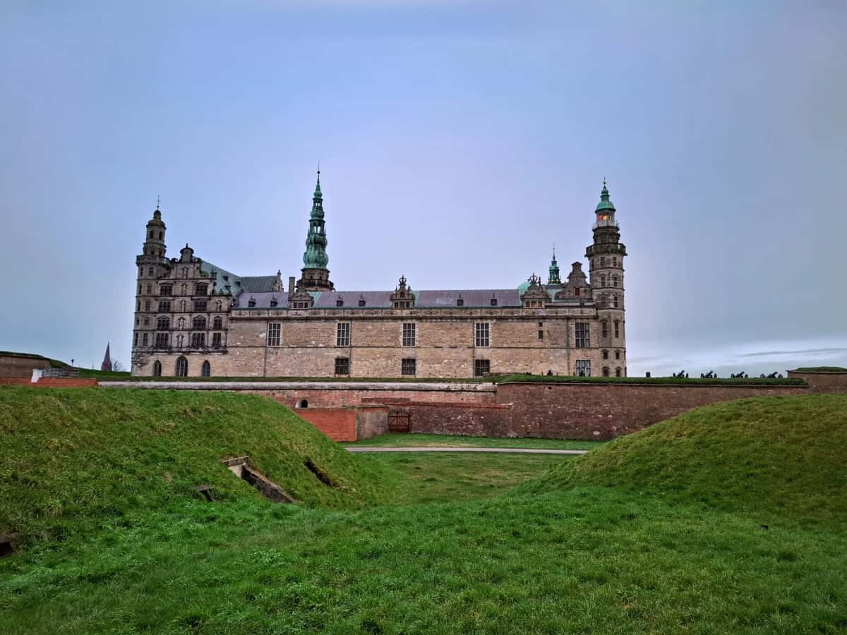 Le château de Kronborg à Helsingør, ses tours et ses toits de cuivre au-dessus des remparts, au Danemark
