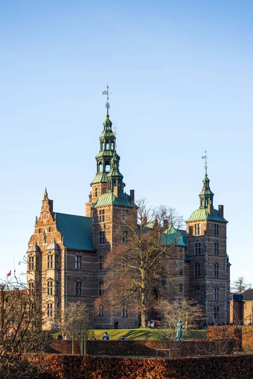 Le château de Rosenborg à Copenhague, palais Renaissance en brique rouge aux flèches de cuivre vert, vu depuis le jardin de Kongens Have