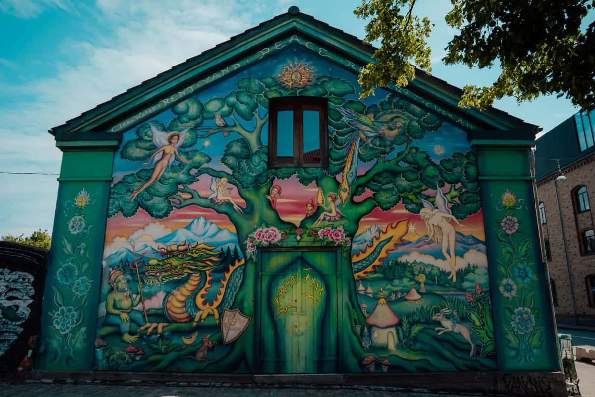 La fresque murale colorée de la maison verte de Christiania, dans le quartier de Christianshavn à Copenhague