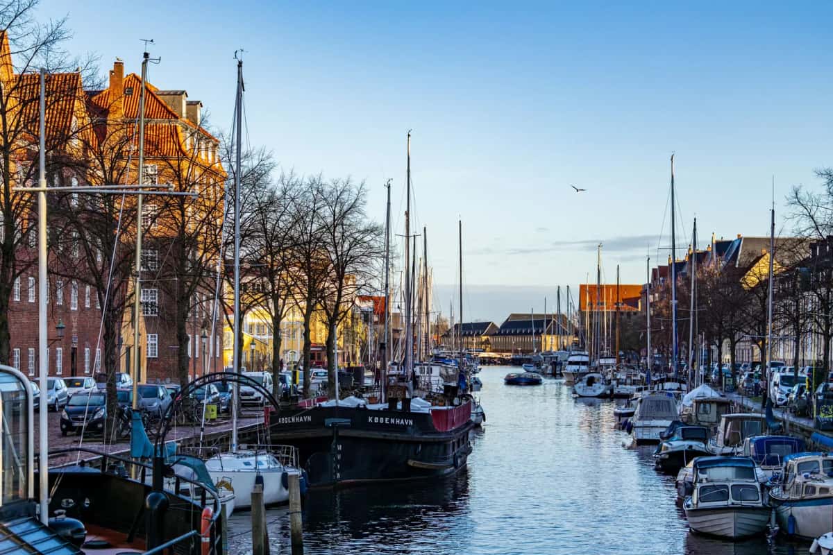 Canal de Christianshavn à Copenhague avec houseboats et voiliers amarrés