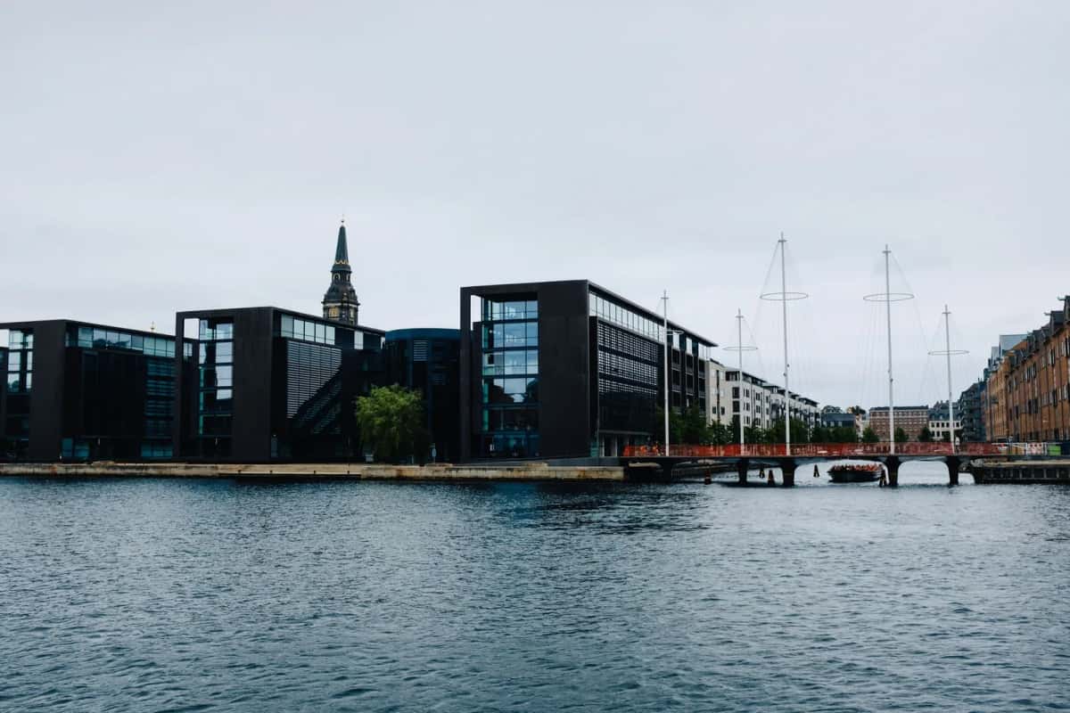 Immeubles de bureaux modernes sur le front de mer du quartier d'affaires de Copenhague