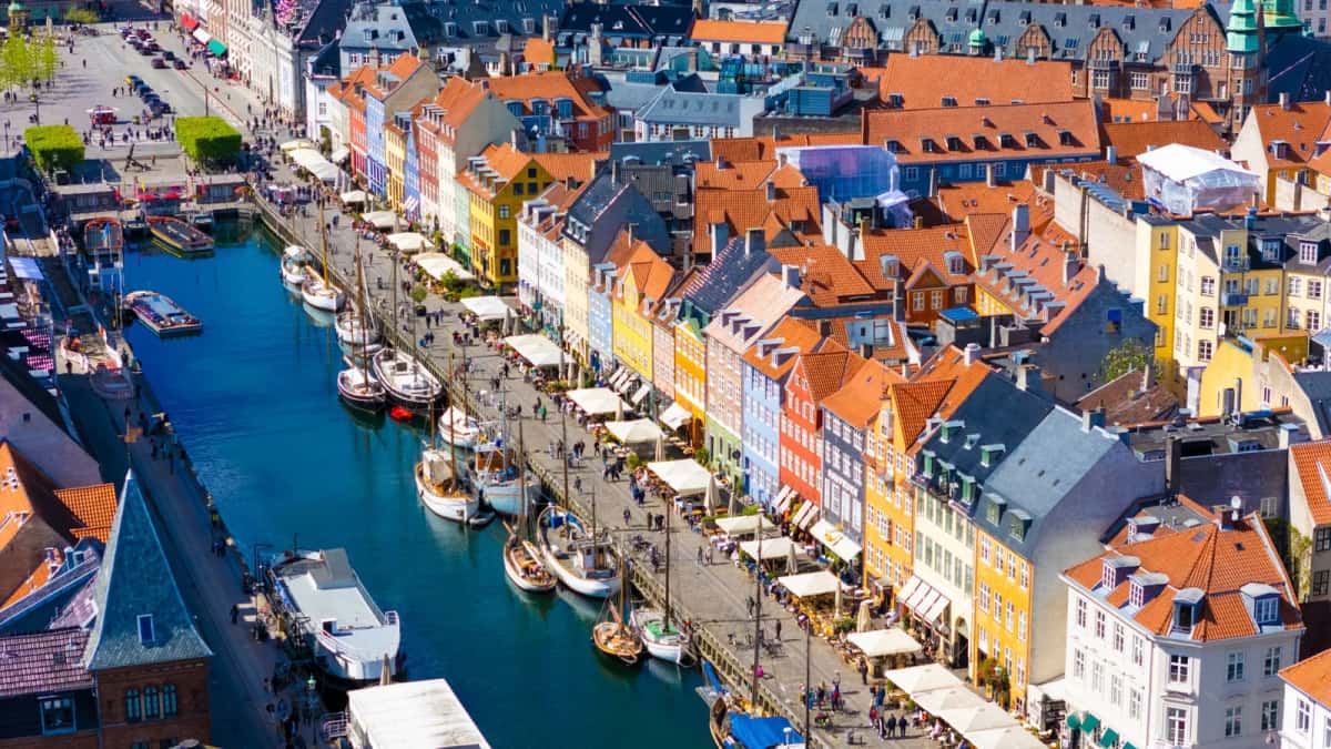 Vue aérienne du canal de Nyhavn à Copenhague avec ses maisons colorées et ses voiliers