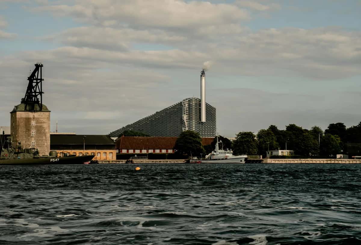 CopenHill (Amager Bakke) de Bjarke Ingels vu depuis le port de Copenhague, avec sa toiture en pente de piste de ski