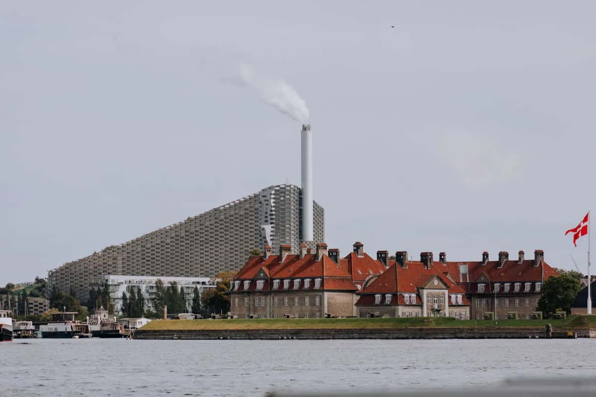 CopenHill et sa cheminée vus depuis le port, près de Refshaleøen à Copenhague
