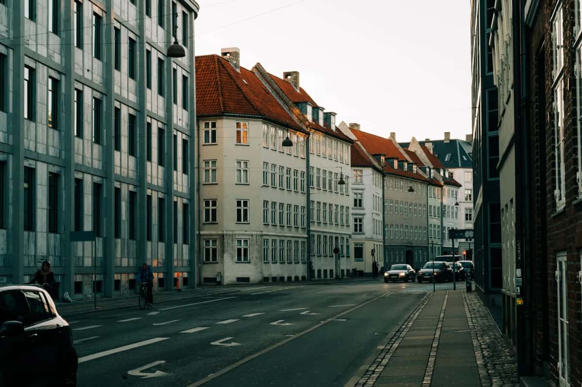Rue résidentielle de Copenhague avec immeubles typiques et cyclistes