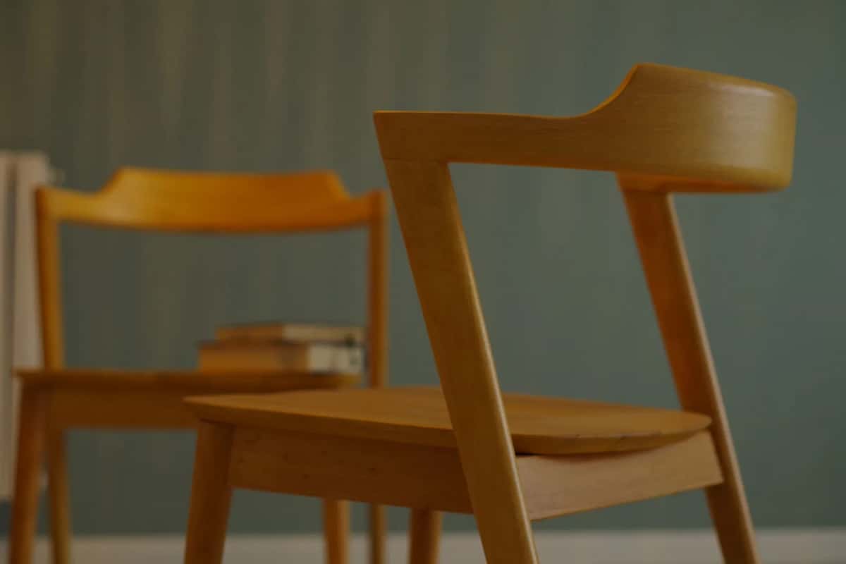 Deux chaises danoises en bois clair au dossier galbé dans un intérieur au design scandinave