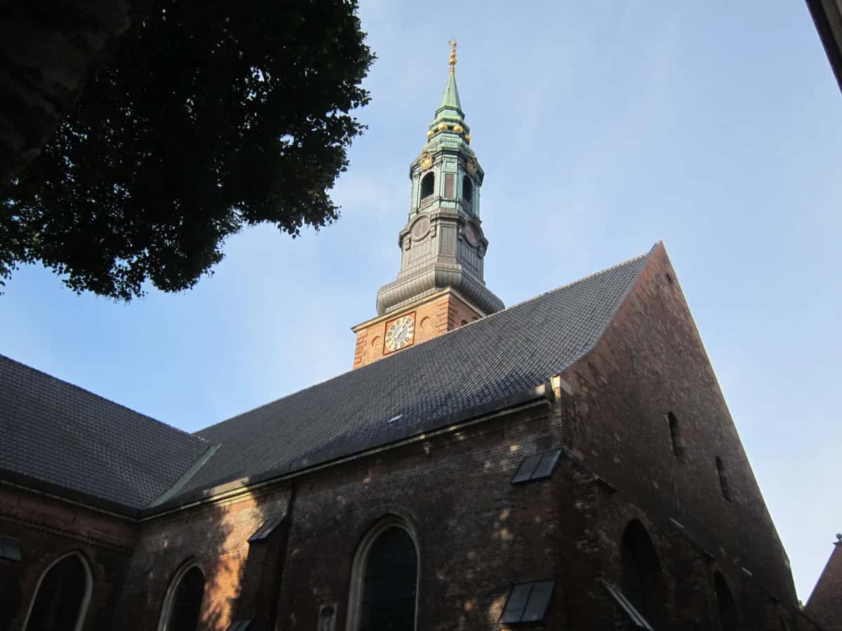 Église historique en briques rouges avec clocher à flèche verte, Copenhague, Danemark