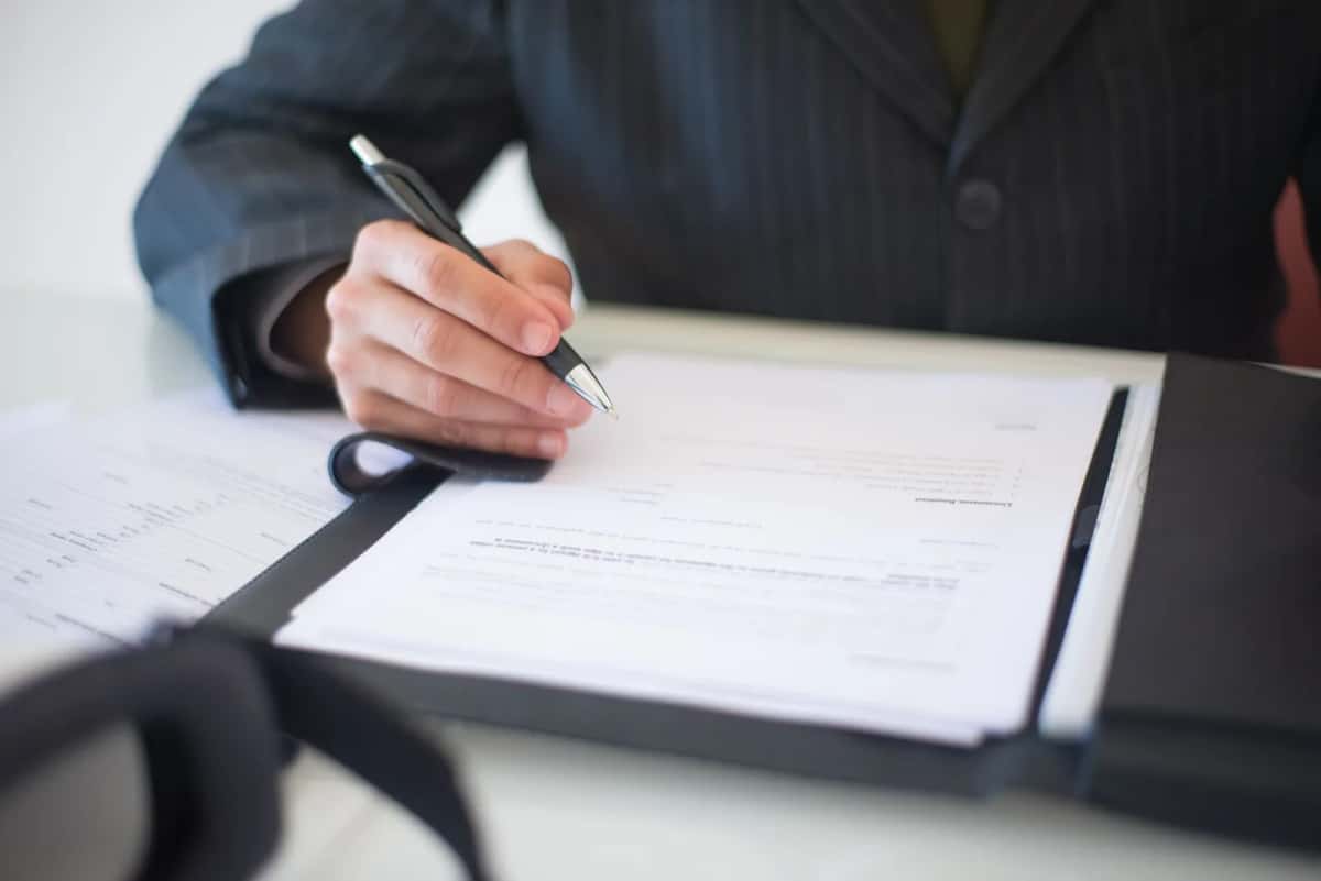 Personne remplissant un formulaire d'enregistrement administratif
