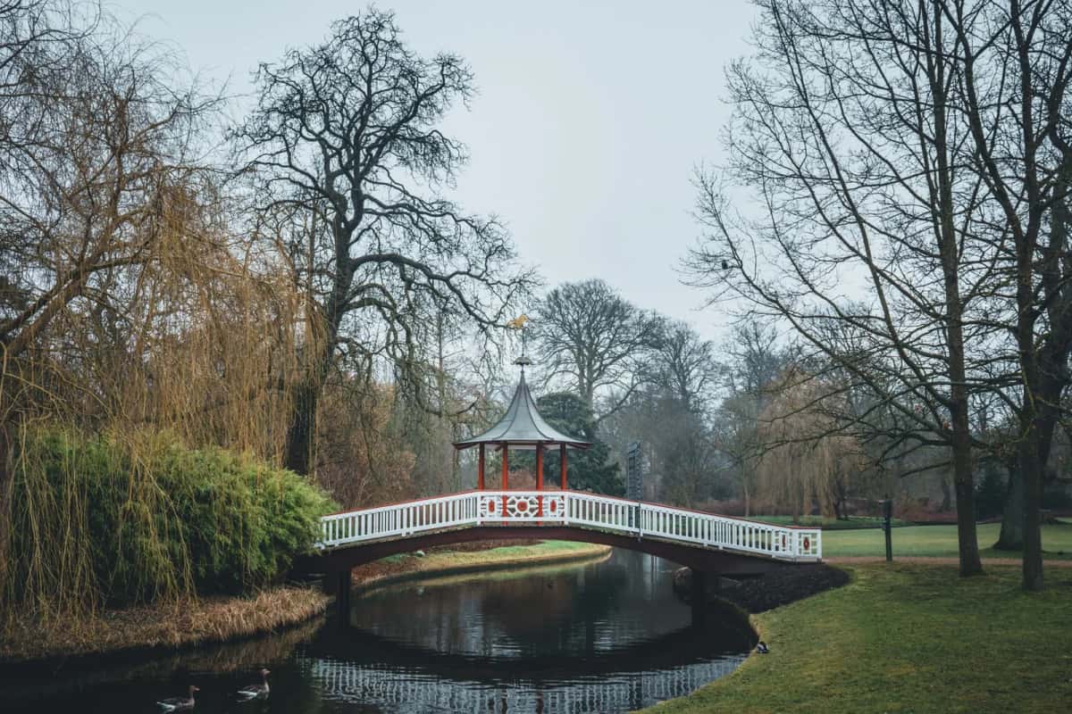 Pont-pagode au-dessus du canal dans le jardin de Frederiksberg Have à Copenhague