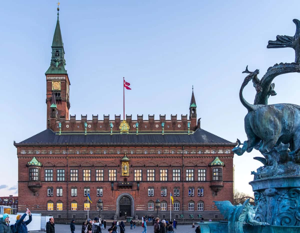 Hôtel de ville de Copenhague (Rådhus) et sa fontaine, symbole de l'administration municipale danoise