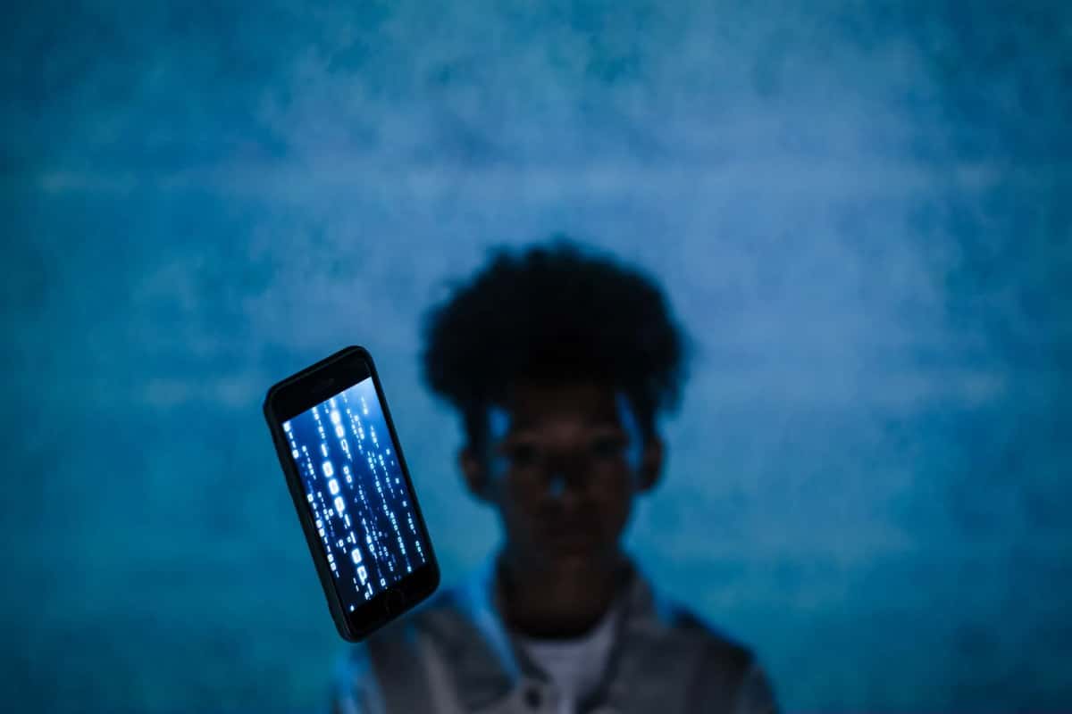 Smartphone affichant une identité numérique sécurisée, illustration de l'authentification MitID