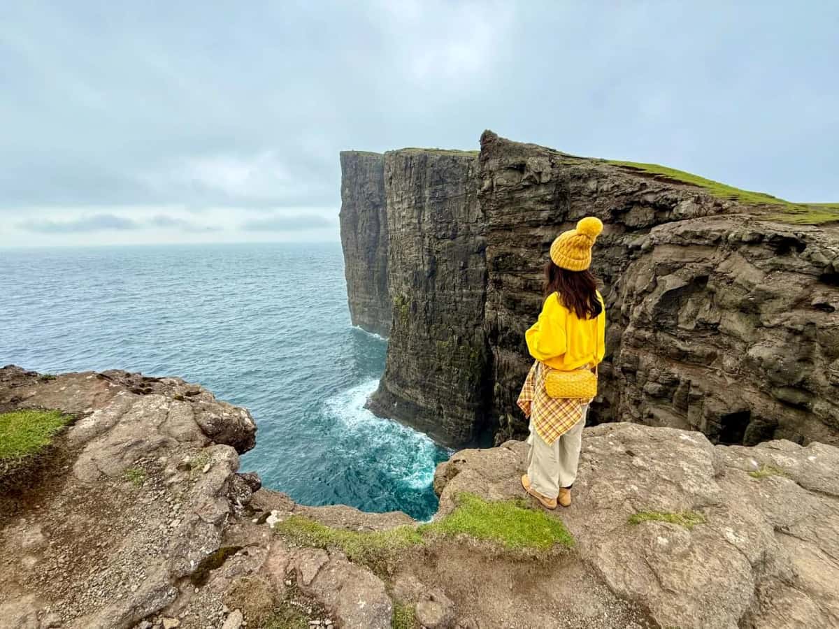 Falaises des îles Féroé plongeant dans l'océan Atlantique sur l'île de Vágar