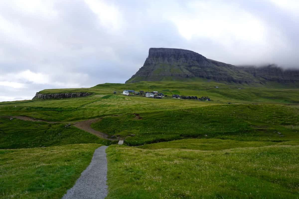 Village féroïen au pied d'une montagne dans l'Atlantique Nord, îles Féroé