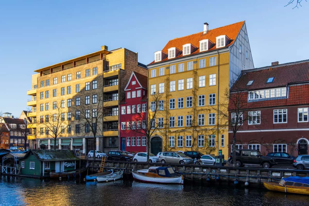 Immeubles résidentiels colorés le long d'un canal à Christianshavn, Copenhague