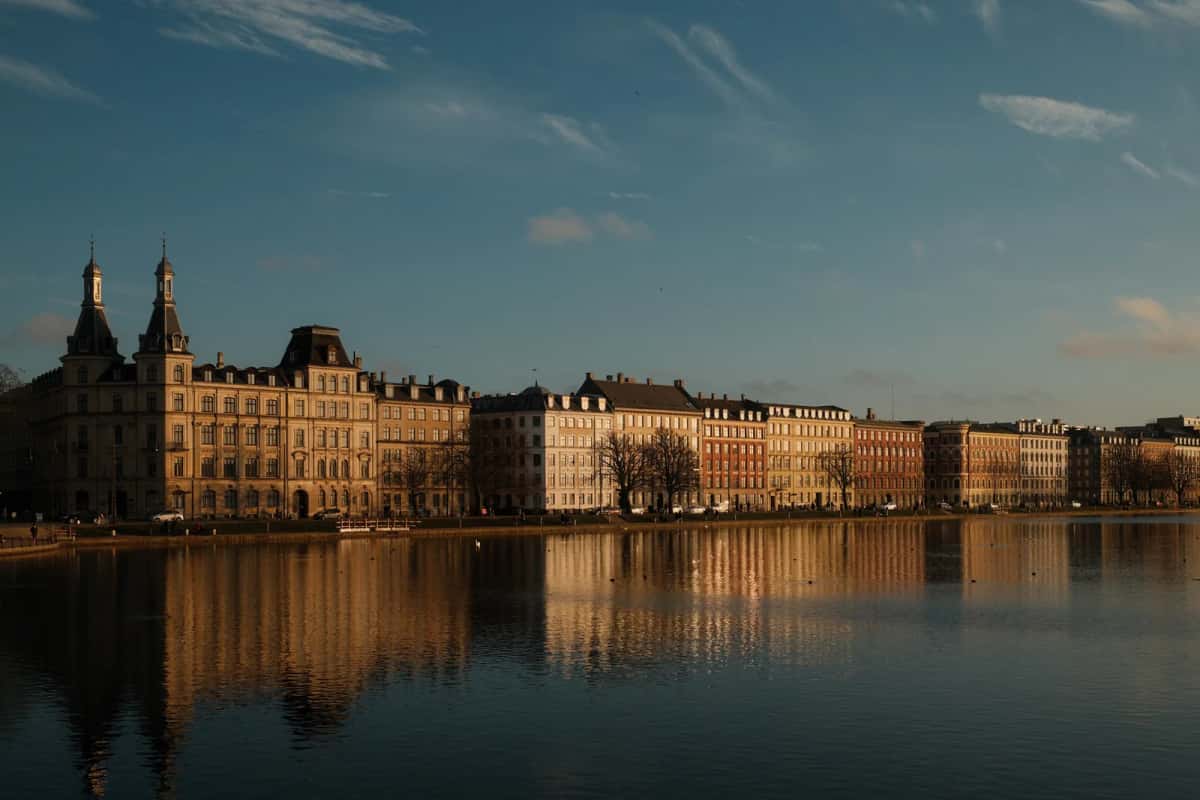 Façades résidentielles au bord des lacs de Copenhague, à la lisière d'Østerbro