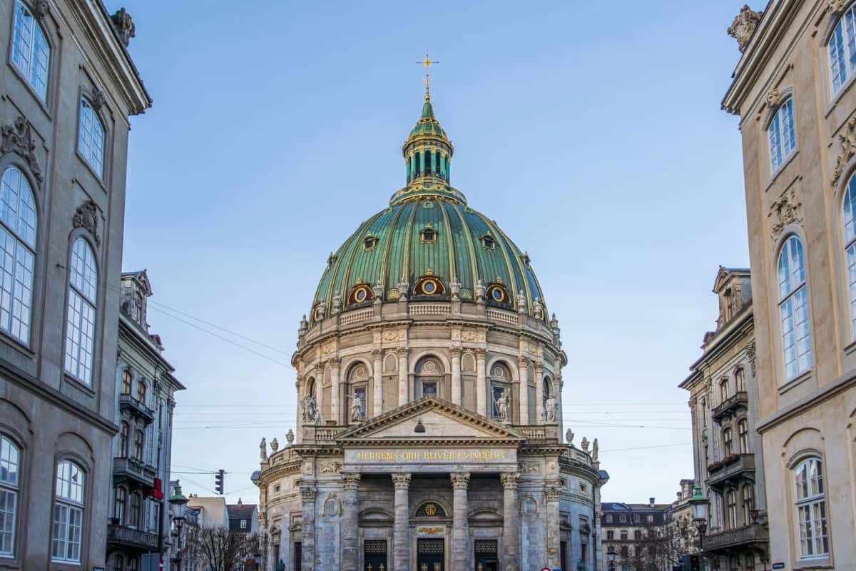 Dôme vert-de-gris et doré de l'église de marbre de Copenhague, encadré par deux palais d'Amalienborg