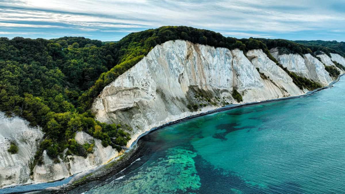 Vue aérienne des falaises de craie blanches de Møns Klint sur l'île de Møn au Danemark