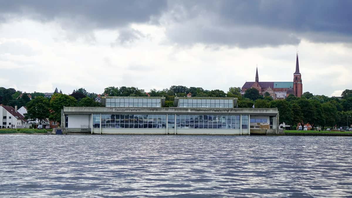 Réplique de navire viking amarrée sur le fjord de Roskilde, devant le musée des navires vikings