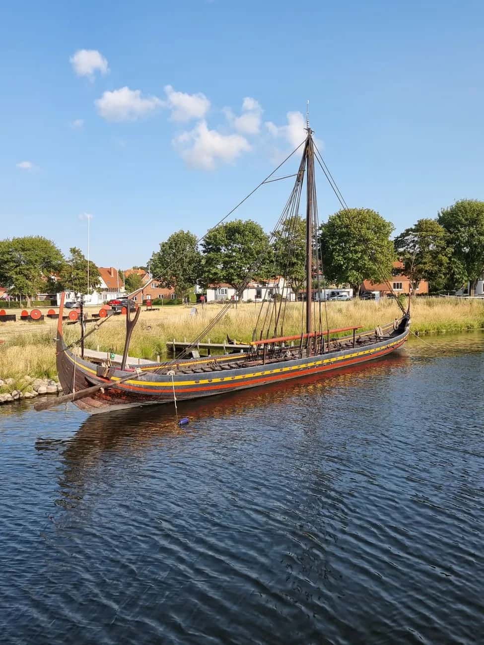 Réplique de navire viking amarrée sur le fjord de Roskilde, devant le musée des navires vikings