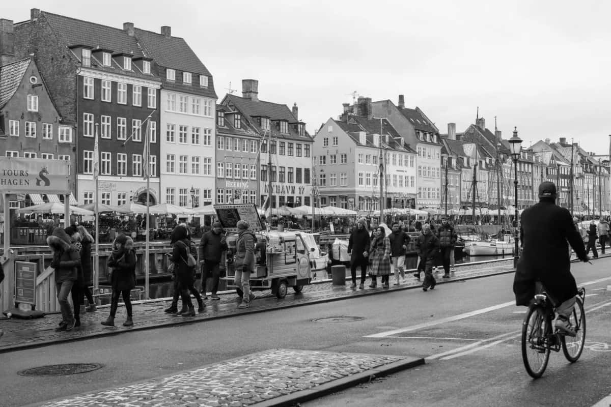 Cycliste roulant le long du quai de Nyhavn à Copenhague en hiver