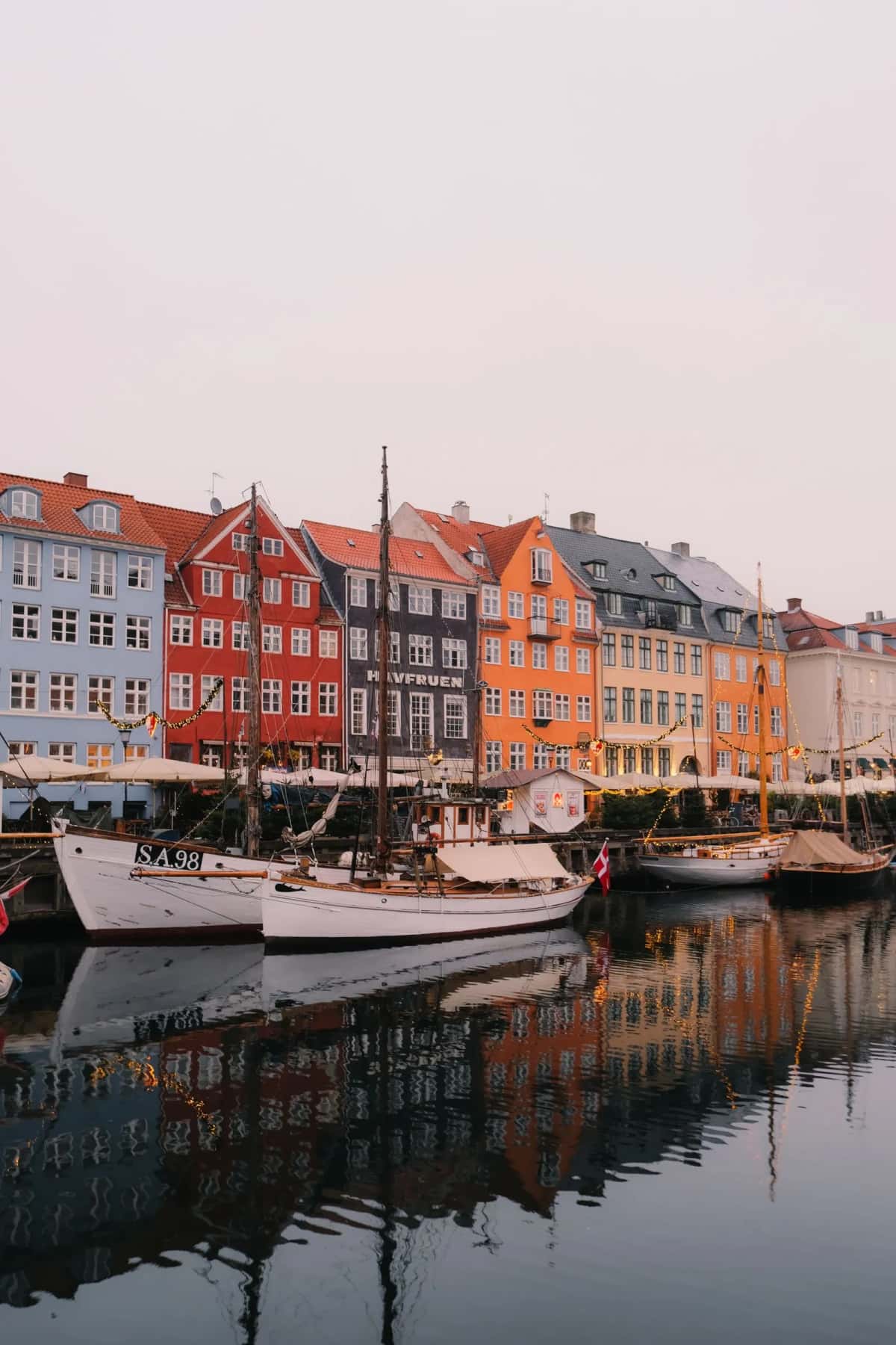 Voiliers amarrés le long des façades colorées de Nyhavn, à Copenhague