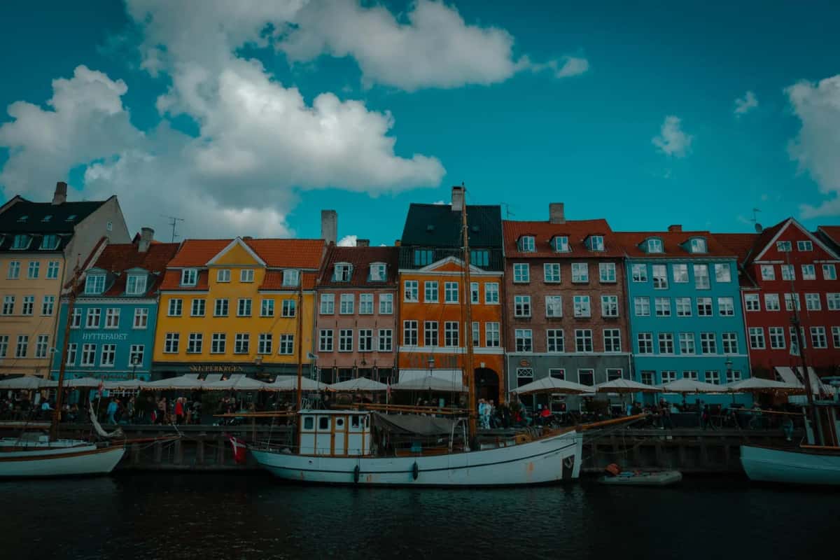 Les maisons colorées et les vieux bateaux en bois du port de Nyhavn à Copenhague