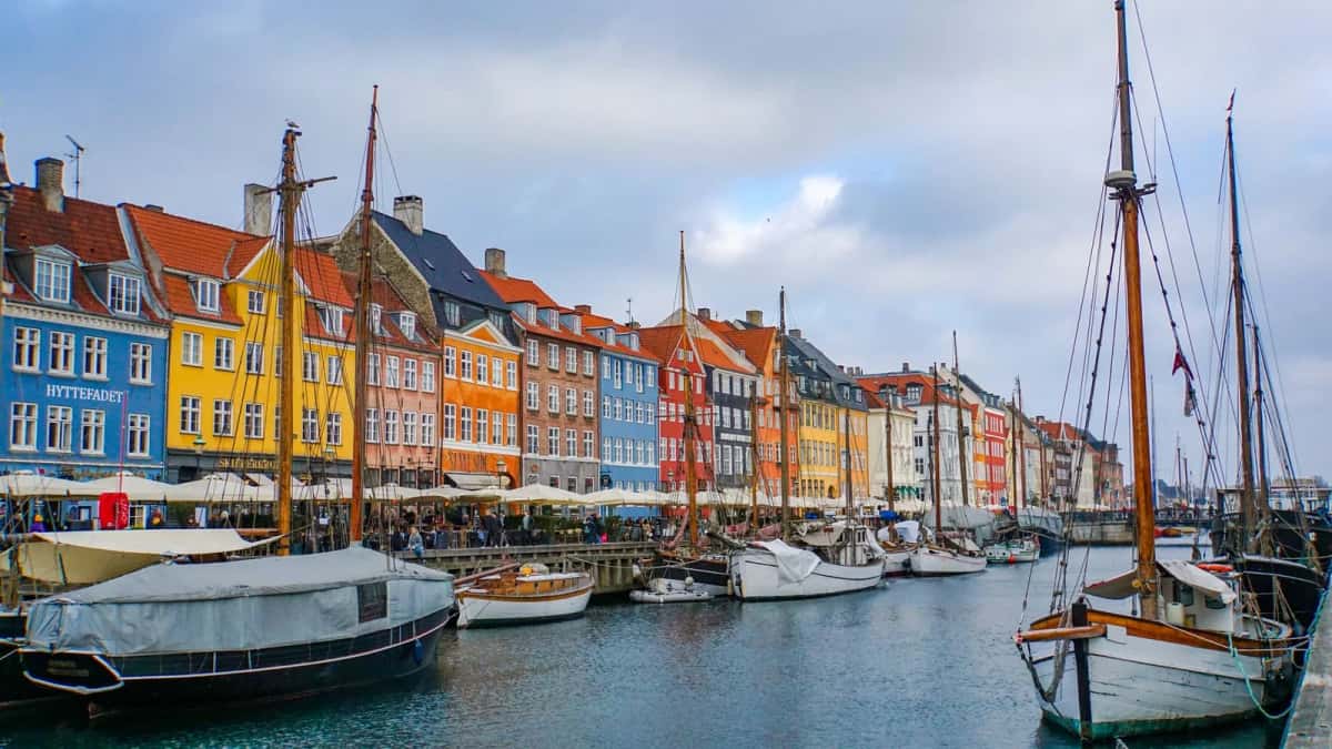 Port de Nyhavn à Copenhague avec ses maisons colorées et ses voiliers en bois