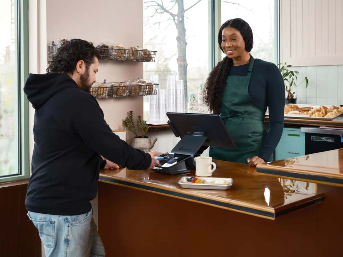 Paiement par carte bancaire sans contact au comptoir d'un café