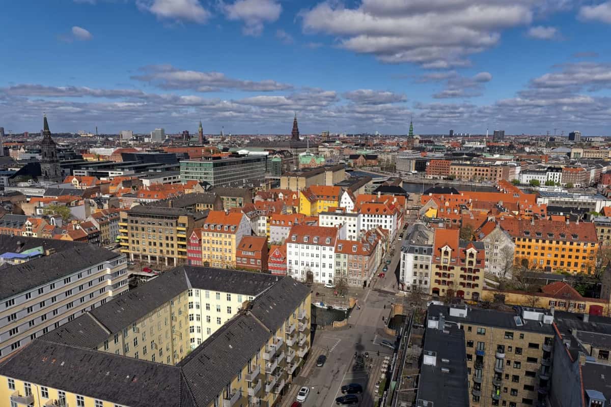 Panorama de Copenhague au Danemark avec ses toits rouges, ses flèches et ses clochers sous un ciel bleu