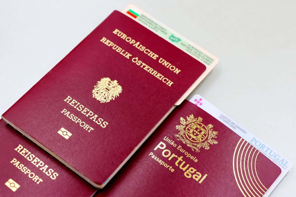 Deux passeports de l'Union européenne posés l'un sur l'autre, couverture bordeaux frappée du titre en relief