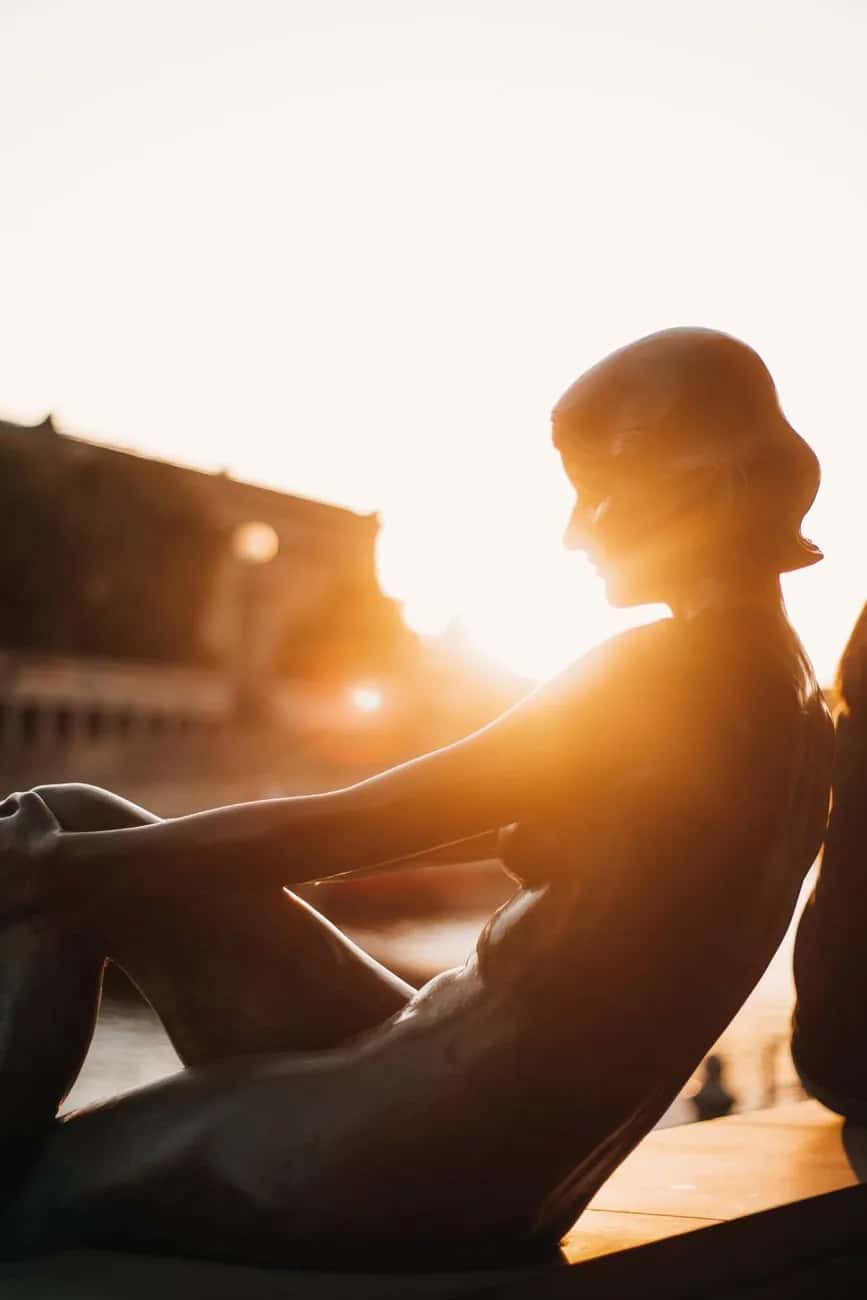 La statue en bronze de la Petite Sirène de Copenhague au coucher du soleil sur le quai de Langelinie