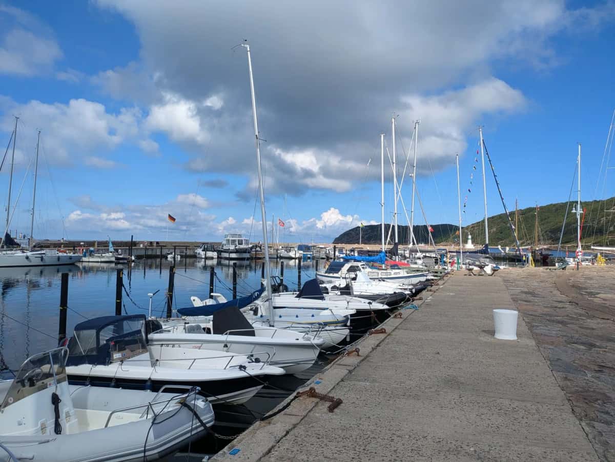 Port de plaisance et côte granitique de Bornholm, en mer Baltique