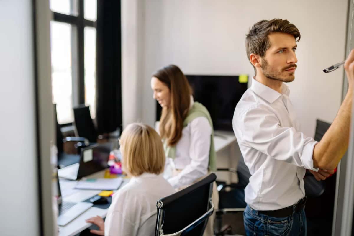 Professionnels qualifiés au travail dans un bureau, illustration de la Positive List danoise