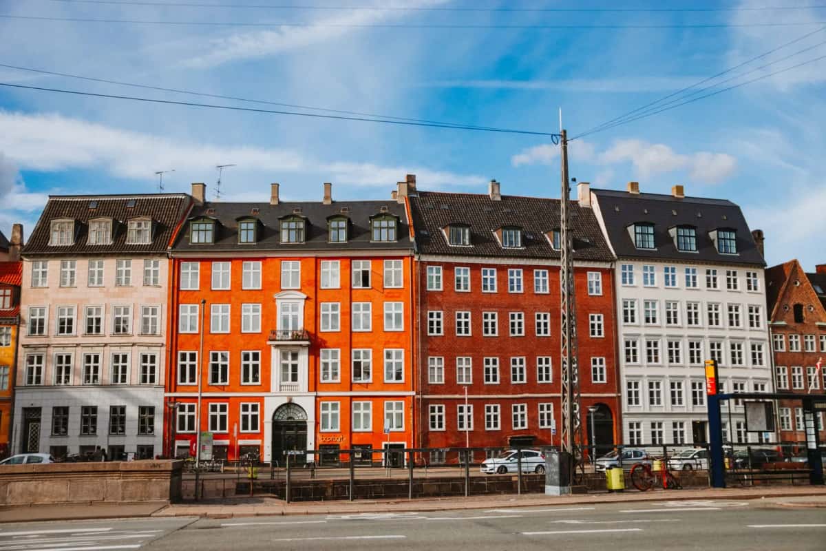Rue de Copenhague bordée d'immeubles colorés typiques dans un quartier résidentiel