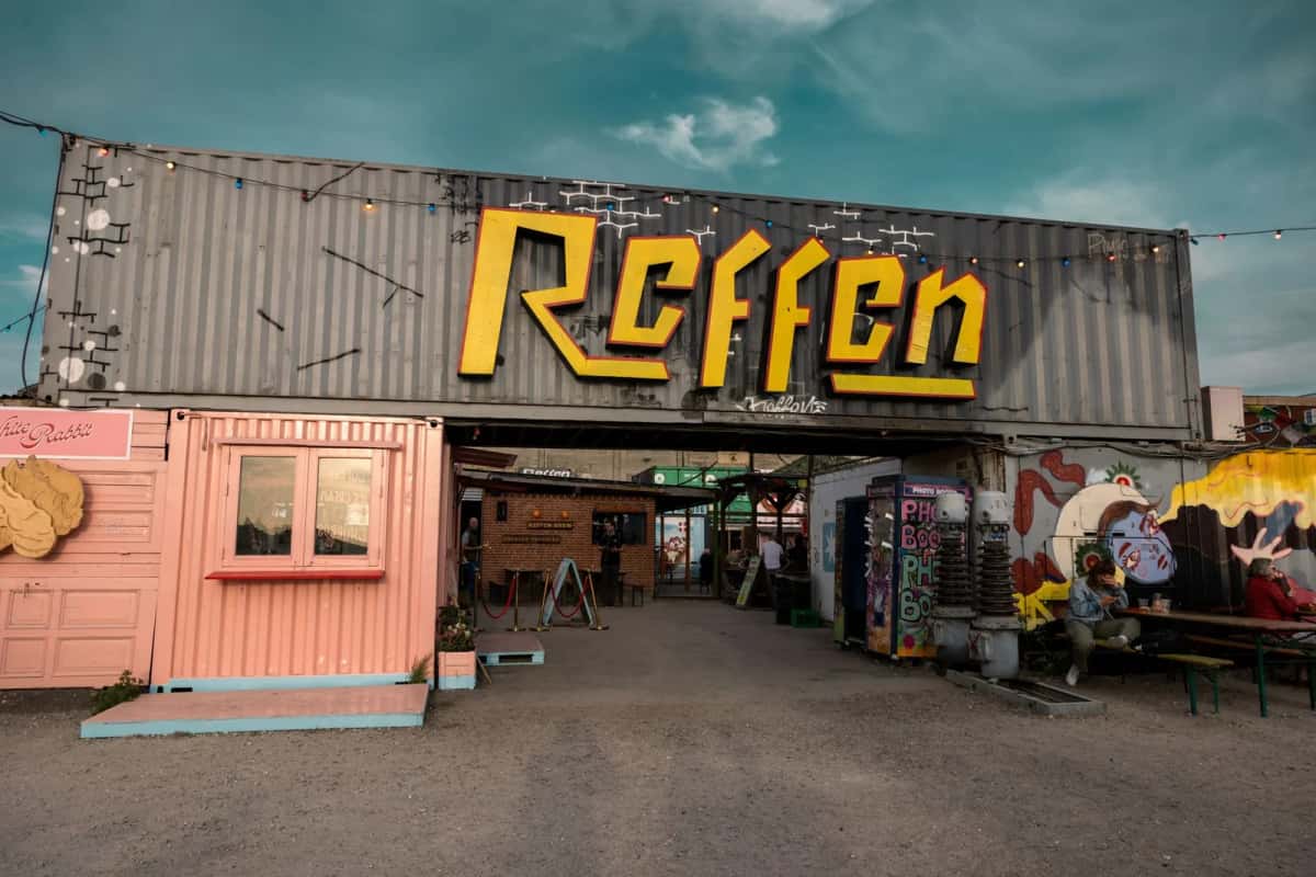L'entrée du marché de street food Reffen et son enseigne jaune sur un conteneur, sur l'île de Refshaleøen à Copenhague