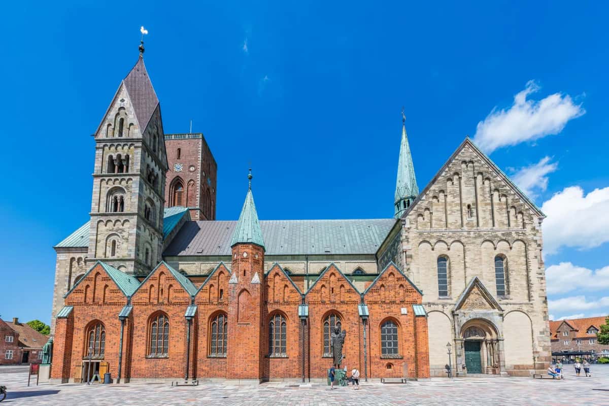 La cathédrale de Ribe sur la place du marché : sa façade claire en tuf, sa nef de brique rouge et la tour massive du Borgertårnet