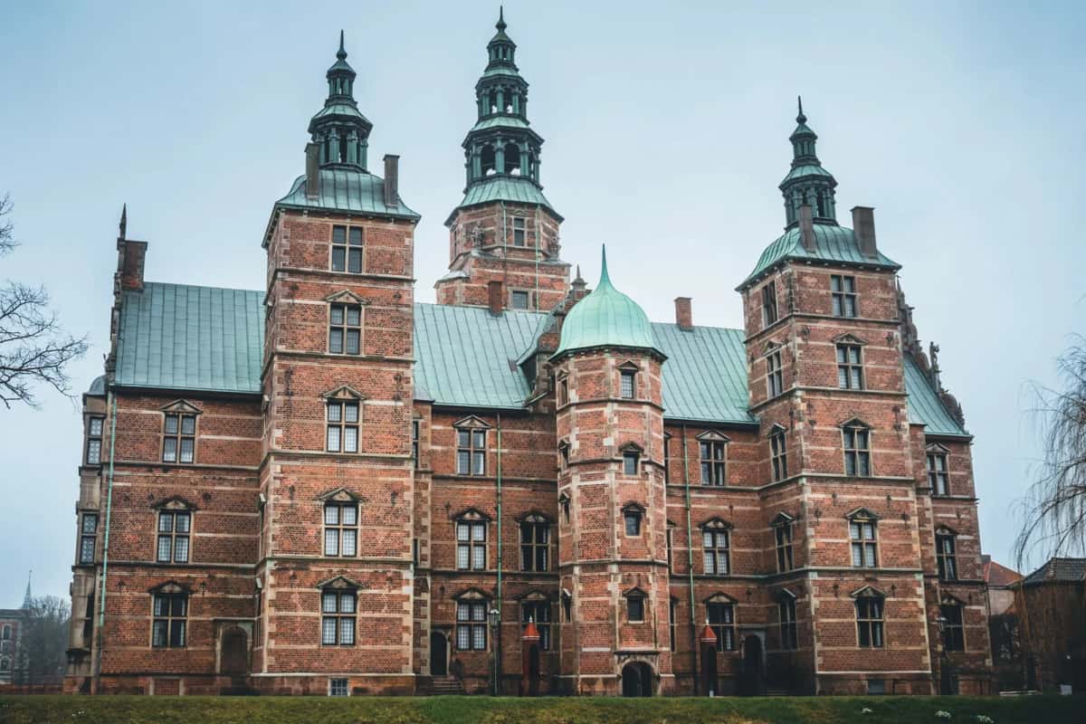 Façade du château de Rosenborg à Copenhague, brique rouge, encadrements de grès clair et trois tours coiffées de cuivre vert