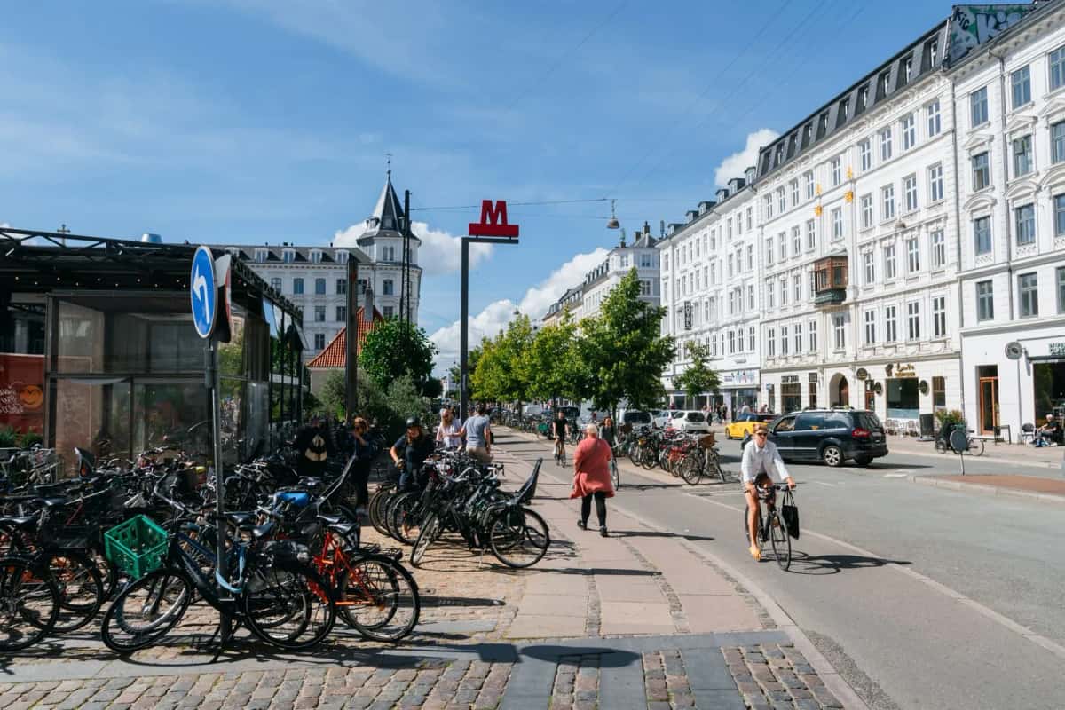 Rue de Copenhague avec un parking à vélos et l'enseigne du métro